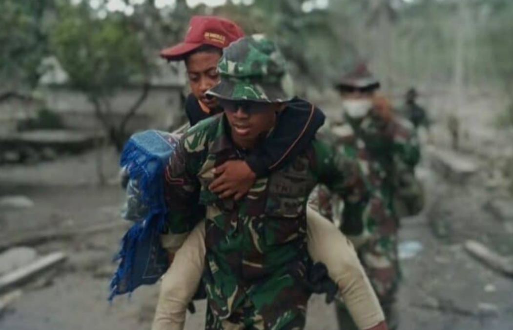 Tni Au Kerahkan Personel Bantu Korban Erupsi Gunung Semeru