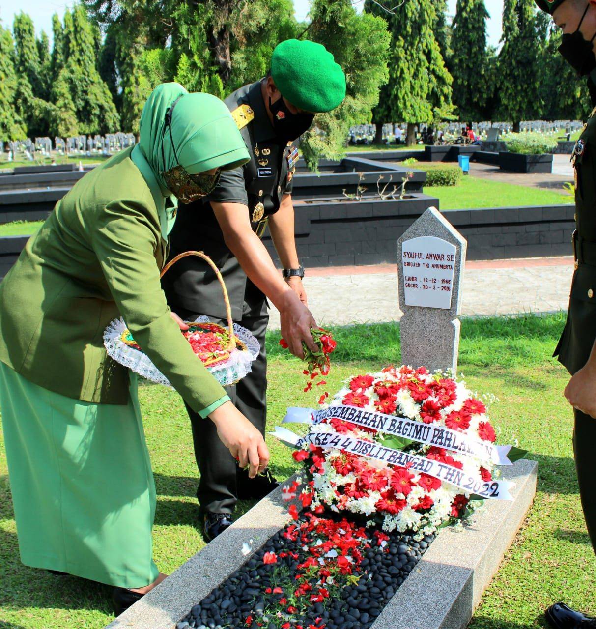 Kenang Jasa Pahlawan Kadislitbangad Ziarah Ke TMPN Kalibata