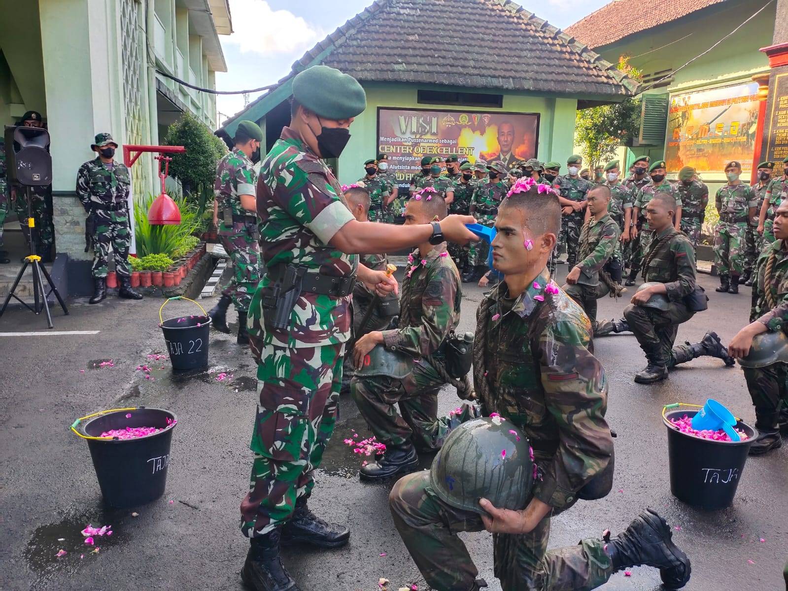 21 Prajurit Yonarmed 11 Kostrad Laksanakan Tradisi Masuk Satuan