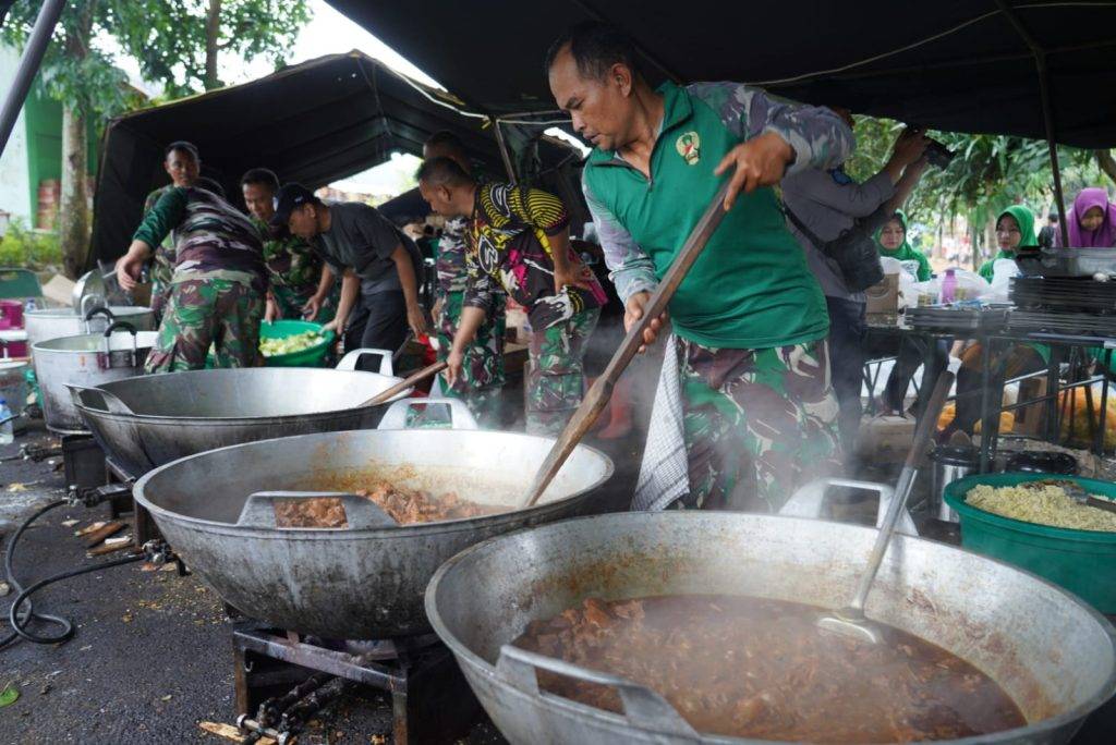 KSAD Dampingi Menhan Prabowo Tinjau Dapur Lapangan TNI AD di Cianjur