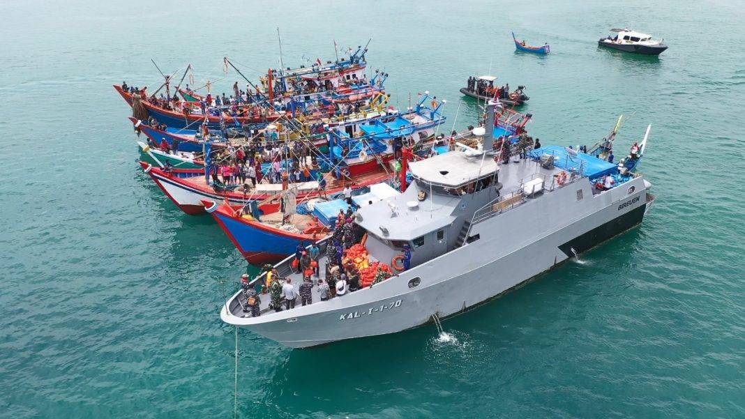 Dalam Rangka HUT TNI KE-75, Lanal Lhokseumawe Bagi Sembako ke Nelayan