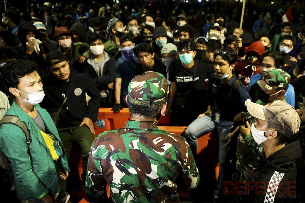 Marinir TNI AL Pulangkan Massa Aksi Penolakan UU Omnibus Law