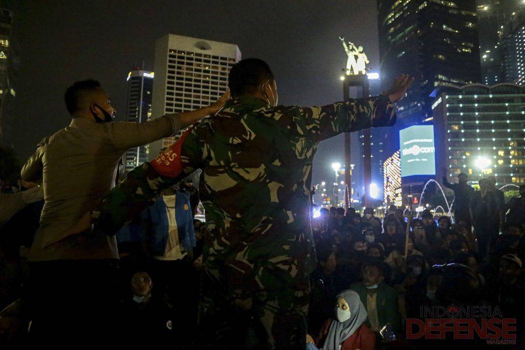 Marinir TNI AL Pulangkan Massa Aksi Penolakan UU Omnibus Law