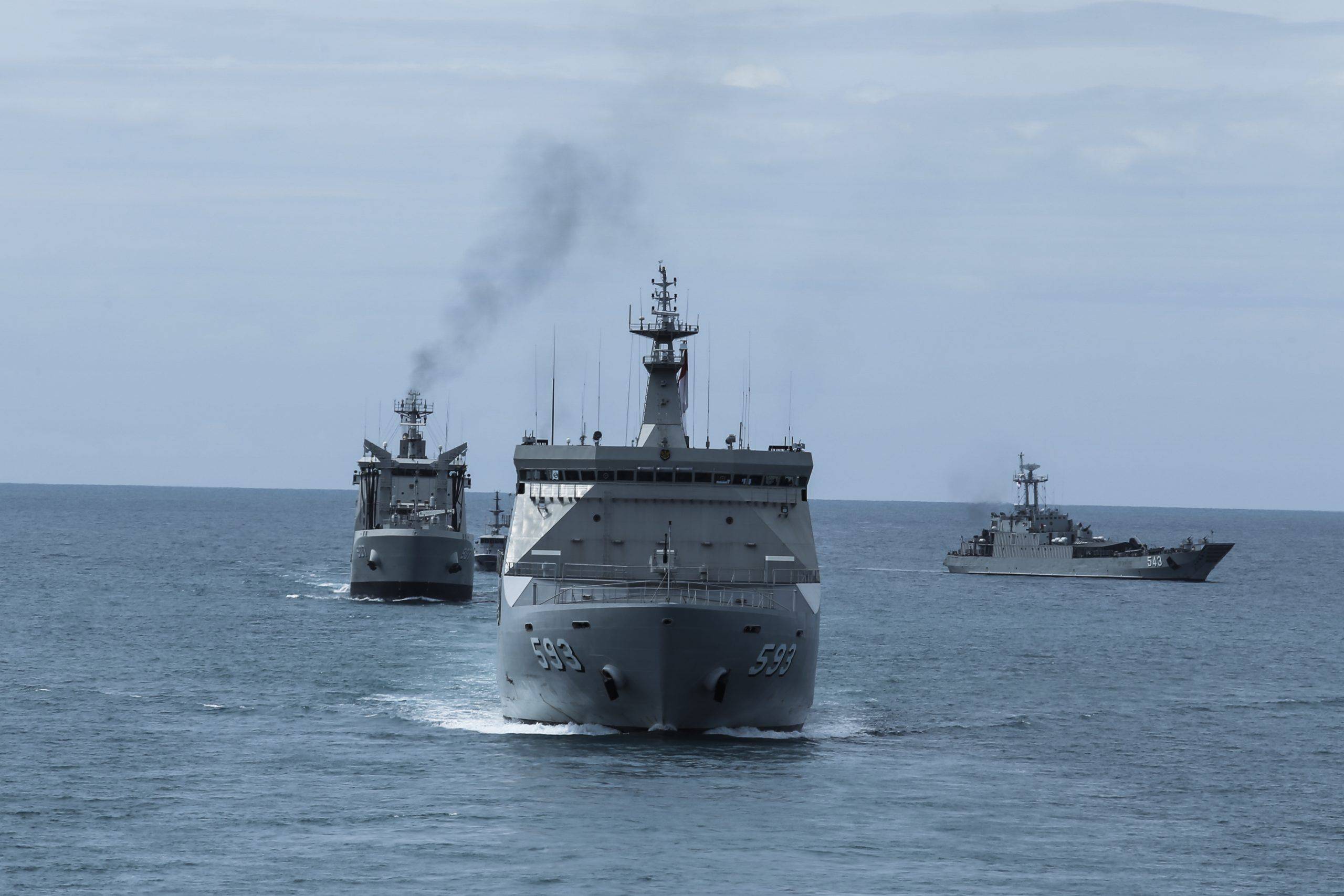 Parade Kapal  Perang  TNI AL di Laut China Selatan 