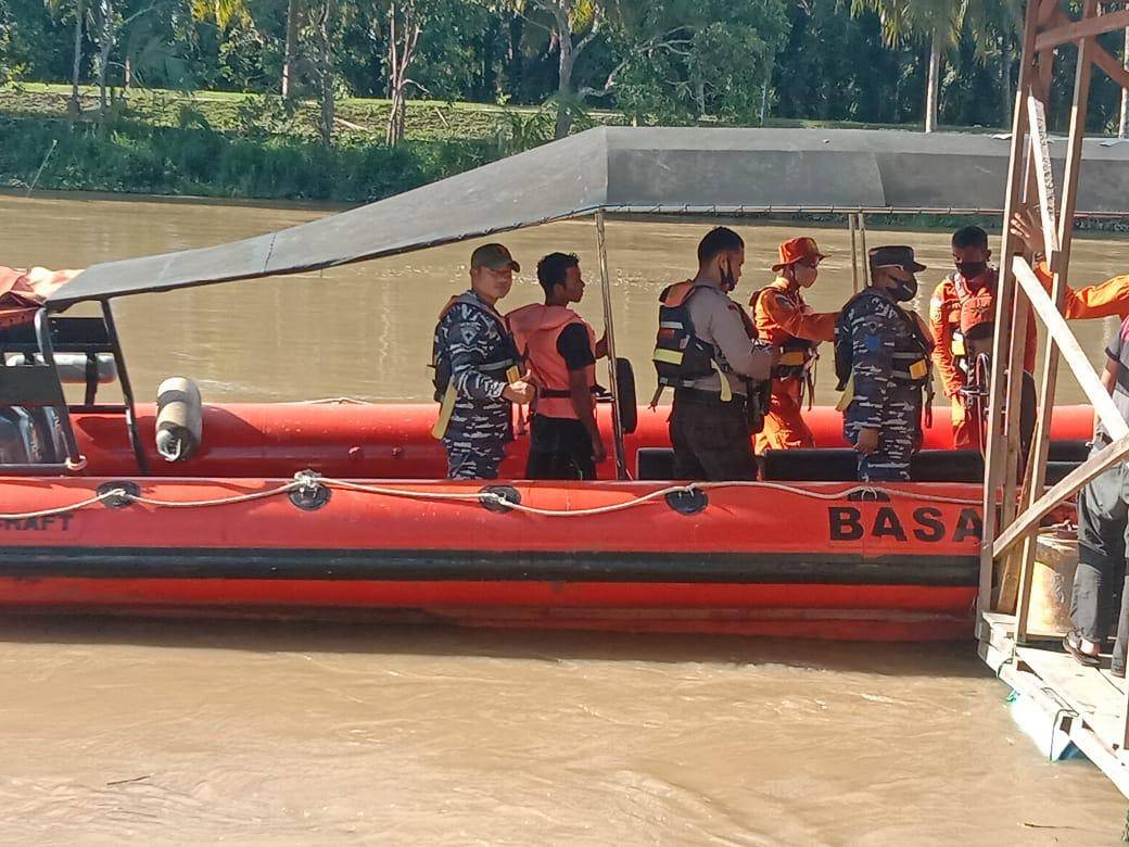 Posal Mukomuko Lanal Bengkulu Bersama Tim SAR Evakuasi Nelayan