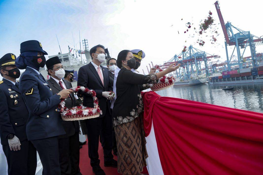 Wakasal dan Ketua DPR Tabur Bunga di atas KRI Semarang-594