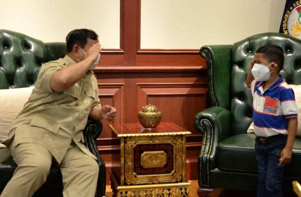 Menhan Prabowo Subianto Bertemu Yessi Ndun, Penerima Bantuan Kaki Palsu