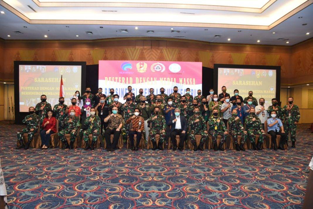 Komandan Pusat Teritorial TNI Angkatan Darat, Letnan Jenderal TNI Wisnoe P.B. saat membuka Sarasehan Pusterad dengan Media Massa bertempat di Ballroom Lantai 3 Hotel Horison Bekasi, Rabu (18/11).