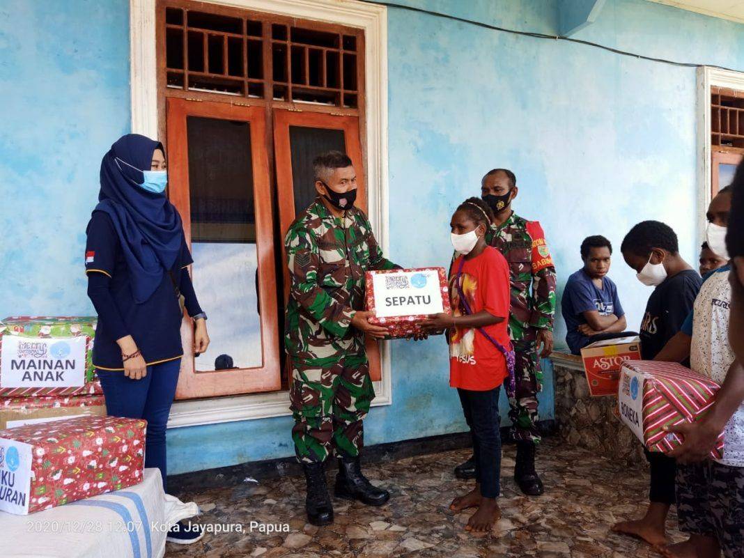 TNI dan Relawan Pendidikan Bagikan Bingkisan Natal Kepada Anak-Anak Papua