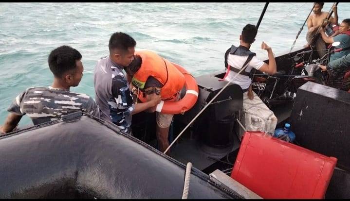 Kapal TNI AL Selamatkan ABK KM. Rizki Biliton Yang Tenggelam
