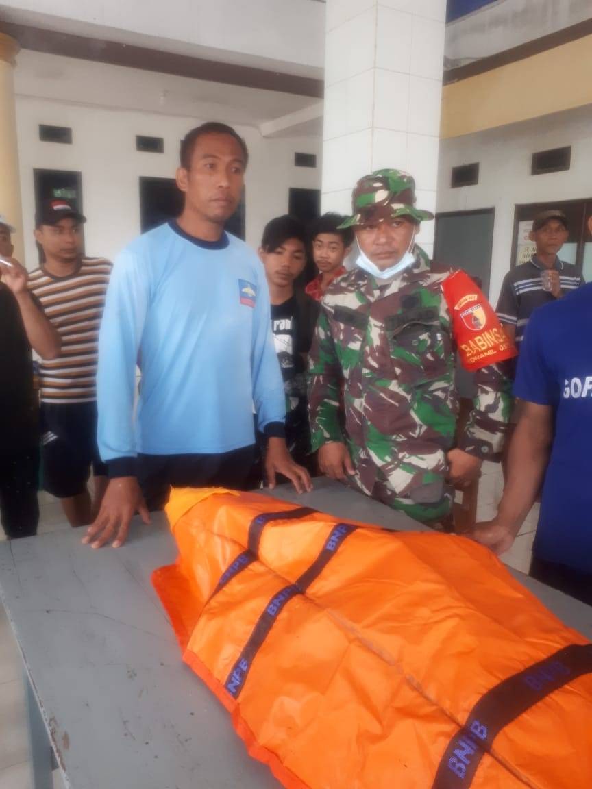 Satkopaska TNI AL Selamatkan Warga Yang Terseret Arus Banjir
