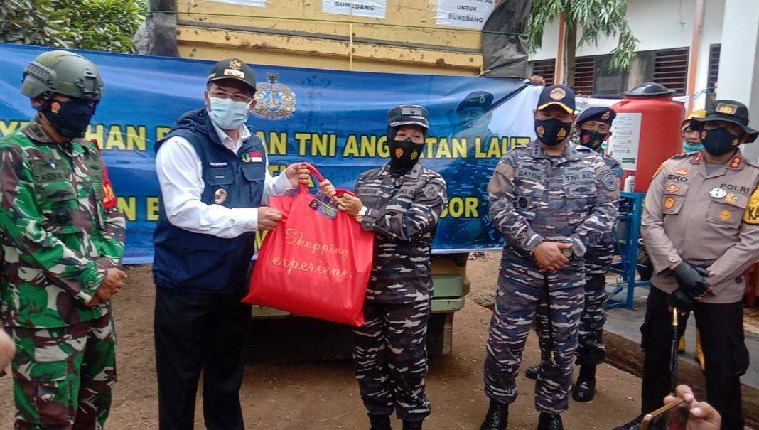 TNI AL Salurkan Bantuan Kepada Korban Tanah Longsor di Sumedang