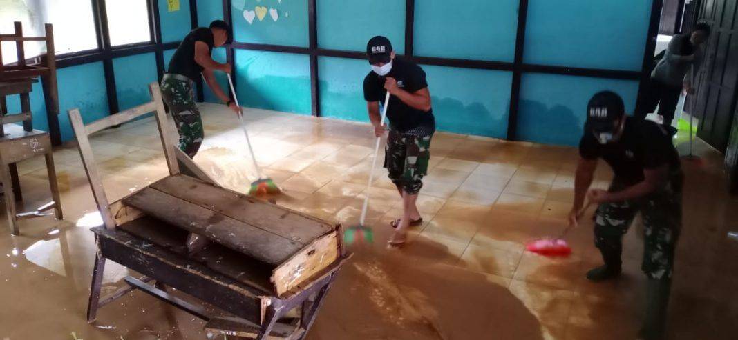 Personel Satgas Pamtas Yonif 642 Bersama Warga Bersihkan Sampah dan Lumpur Pasca Banjir