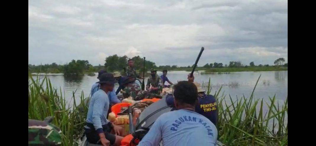 TNI AL Tembus Daerah Terisolasi Banjir