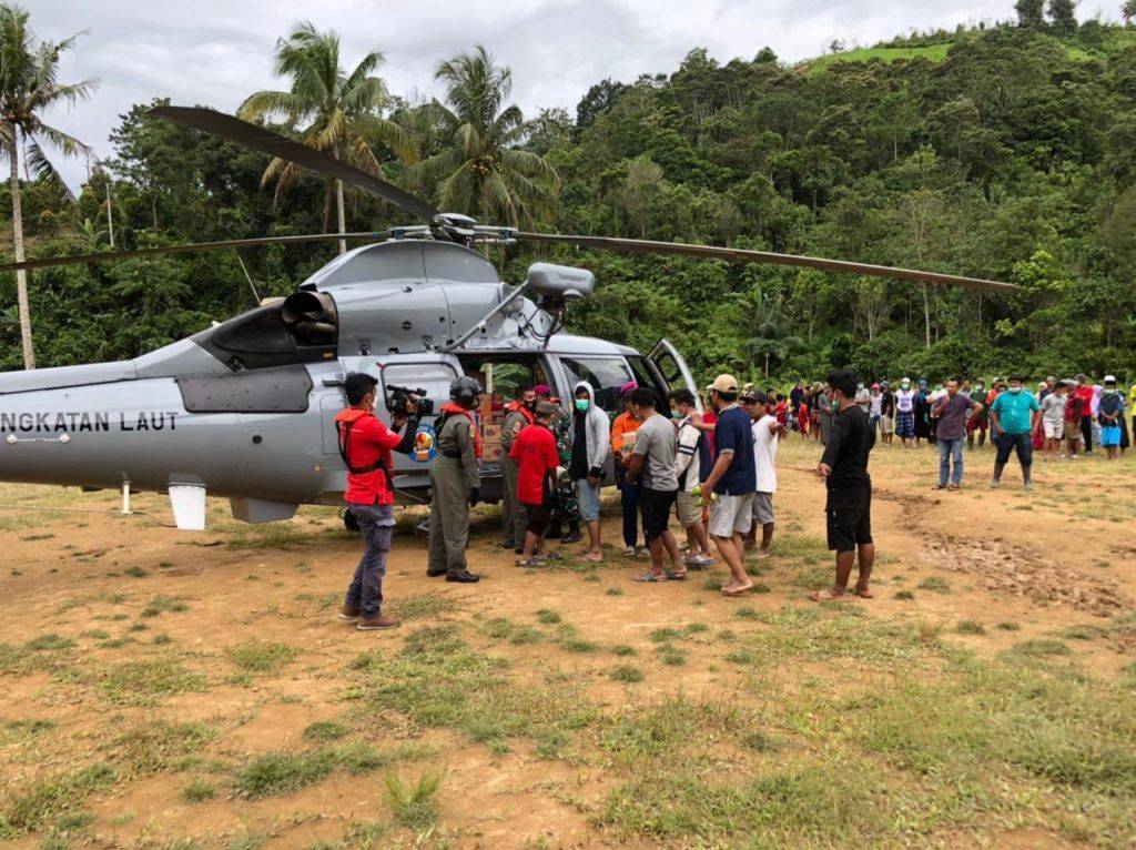 TNI AL Distribusikan Bantuan ke Majene Dengan Helikopter