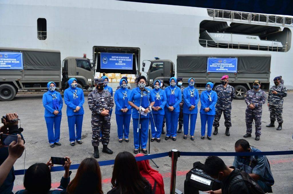 Ketum  Jalasenastri  TNI AL Salurkan Bantuan Logistik  Ke Kalsel dan Sulbar