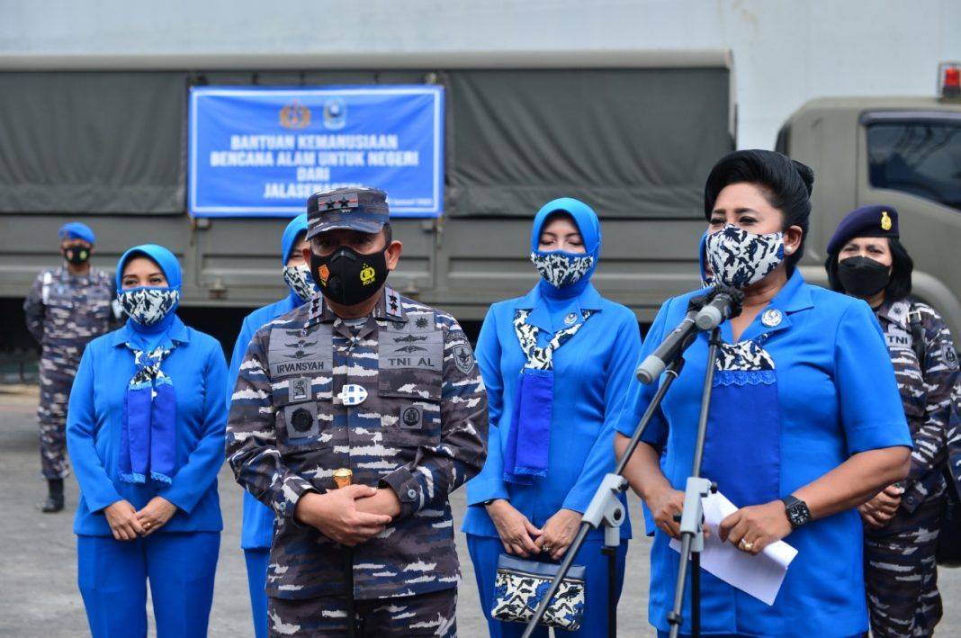 Ketum Jalasenastri TNI AL Salurkan Bantuan Logistik Ke Kalsel dan Sulbar
