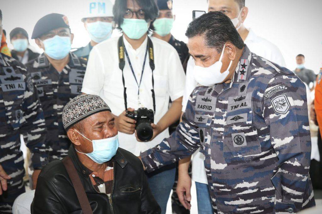 
TNI AL Gelar Tabur Bunga di Lokasi Jatuh Pesawat Sriwijaya Air SJ 182
