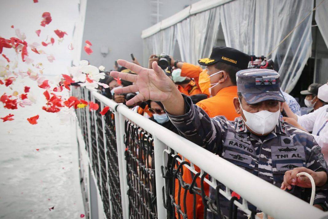 TNI AL Gelar Tabur Bunga di Lokasi Jatuh Pesawat Sriwijaya Air SJ 182