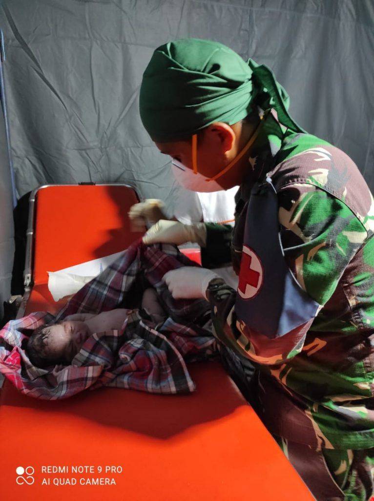 Korps Marinir TNI AL Bantu Kelahiran Bayi Di Pengungsian Sulbar