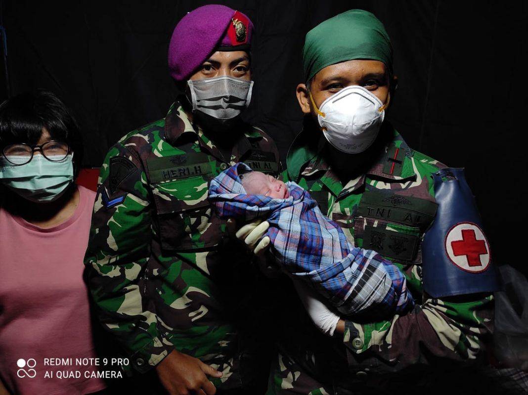 Korps Marinir TNI AL Bantu Kelahiran Bayi Di Pengungsian Sulbar