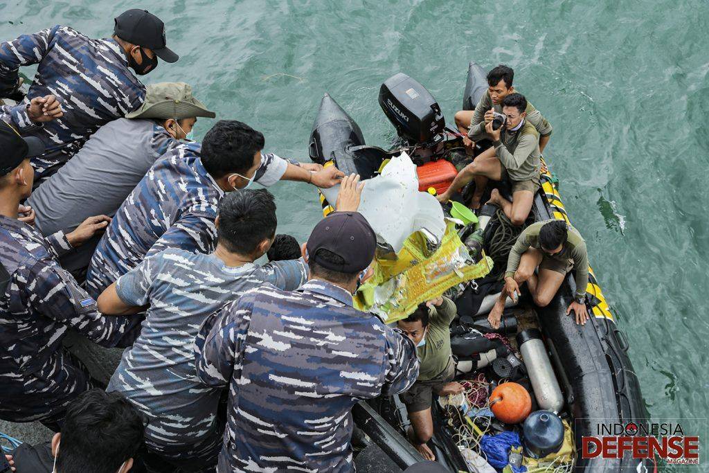 Proses Evakuasi Serpihan Pesawat Sriwijaya Air di perairan Teluk Jakarta