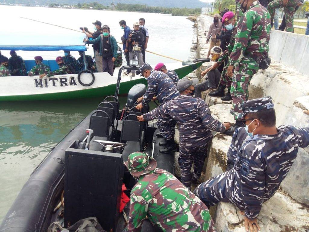 TNI AL Distribusikan Logistik ‘Gempa Mamuju’ di Pulau Karampuang