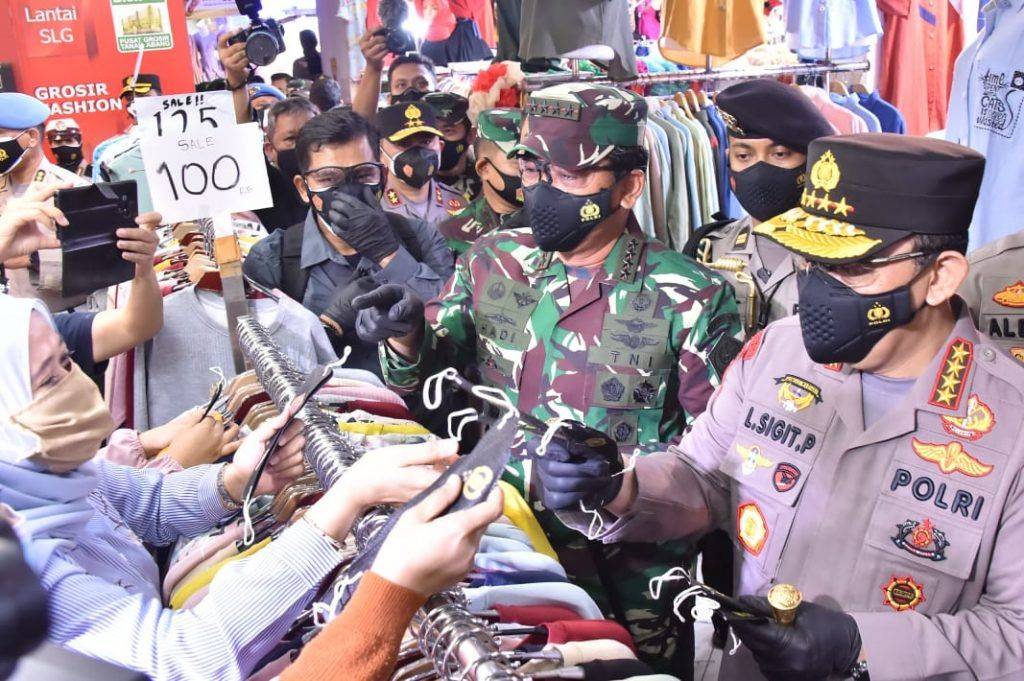 Panglima TNI Bersama Kapolri Pantau Prokes Covid-19 di Pasar Tanah Abang