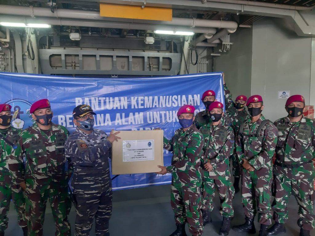 TNI AL Distribusikan Bantuan Ke Mamuju
