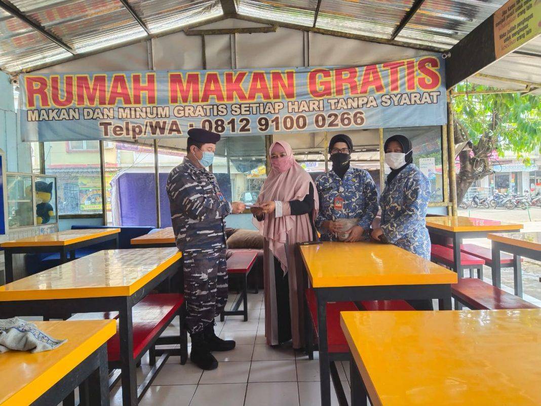 Peduli Sesama, Staf Komunikasi dan Elektronika TNI AL Bantu Rumah Makan Gratis