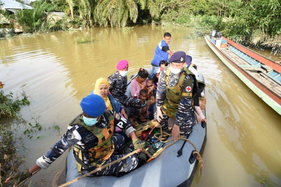Satgas Penanggulangan Bencana Banjir TNI AL Salurkan Bantuan di Bengkayang