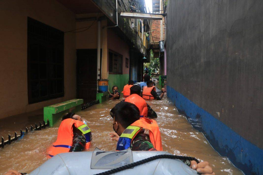 Lanud Halim dan Yonko 461 Paskhas Bantu Korban Banjir di Cipinang Melayu