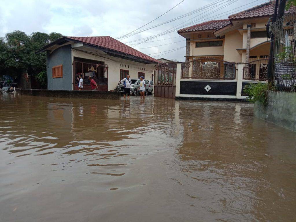 Banjir Setinggi 70 cm Rendam Ratusan Rumah di Kelurahan Rambutan