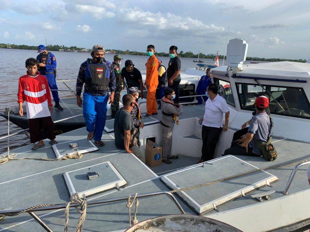 TNI AL Evakuasi Penumpang Kapal Feri KMP Bili Terbalik