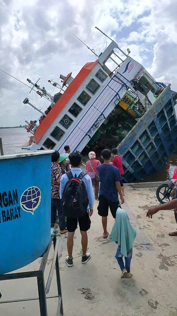 TNI AL Evakuasi Penumpang Kapal Feri KMP Bili Terbalik