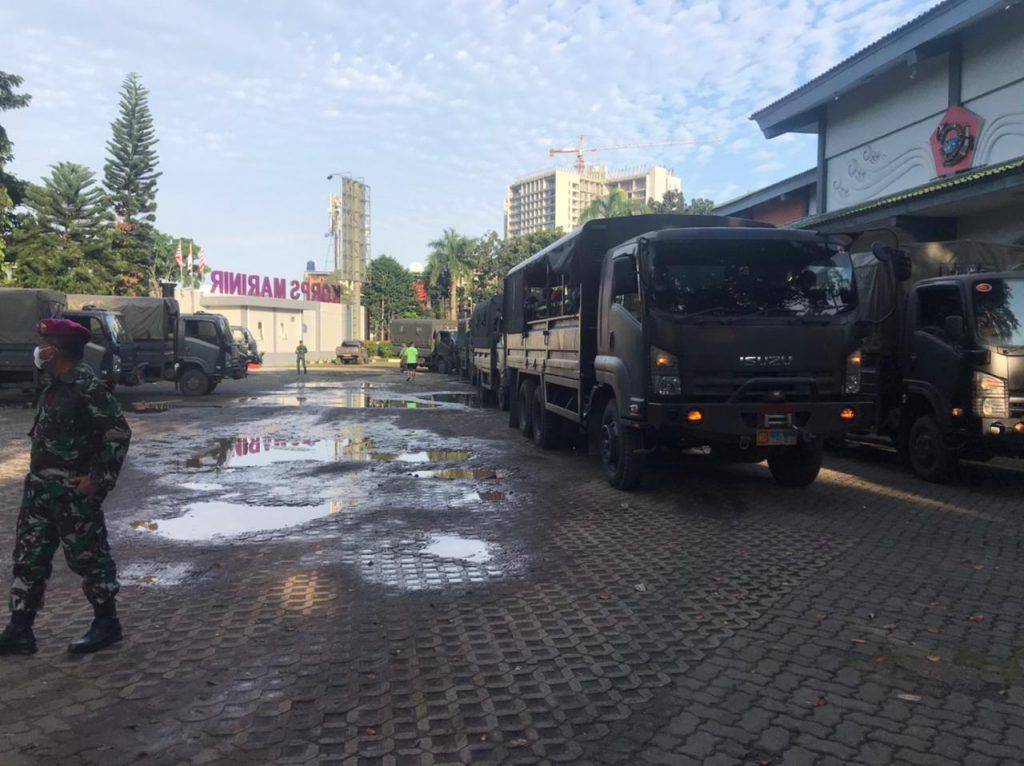 Korps Marinir Bantu Korban Banjir di Karawang