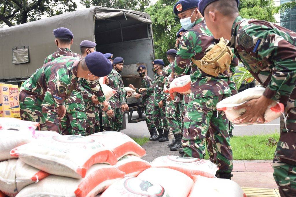Satgas Penanggulangan Banjir TNI AL Bantu Korban Banjir Babakan