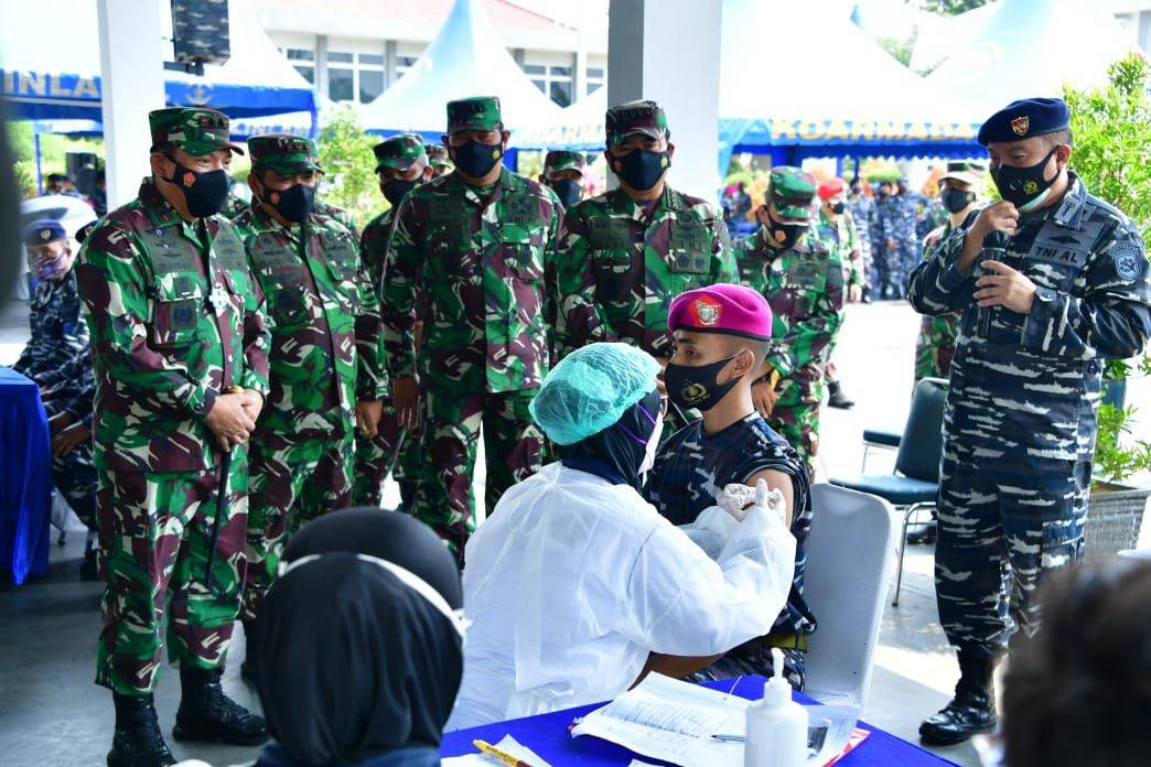 KSAL Bersama Panglima TNI Tinjau Proses Vaksinasi Prajurit