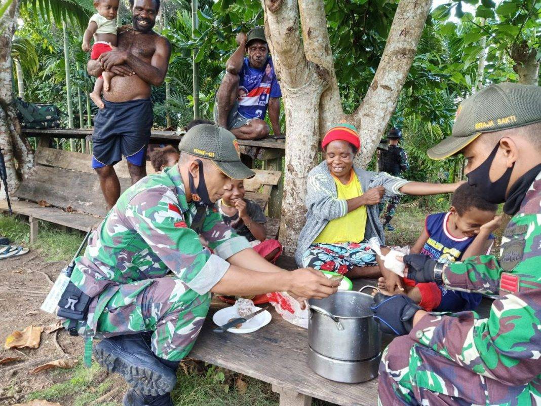 Prajurit TNI Ajarkan Mama Papua Cara Membuat Kue Tradisional