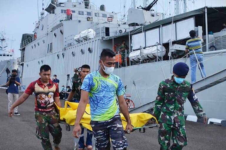 Satuan Dislambair dan Kopaska TNI AL Evakuasi Kapal Nelayan Tenggelam