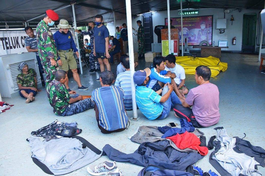Satuan Dislambair dan Kopaska TNI AL Evakuasi Kapal Nelayan Tenggelam