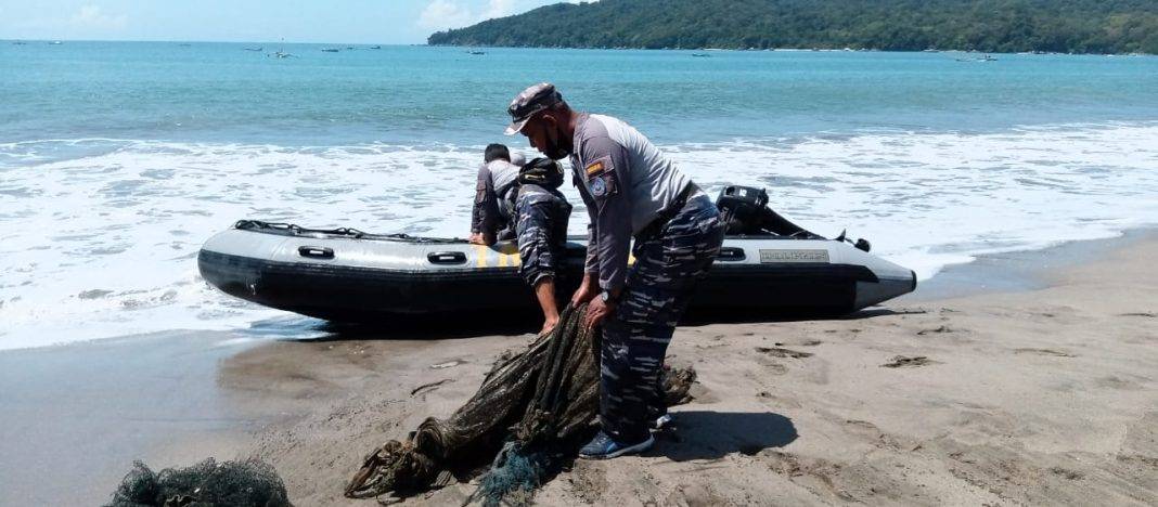Lanal Bandung Tertibkan Penangkapan Benih Bening Lobster di Perairan Pangandaran