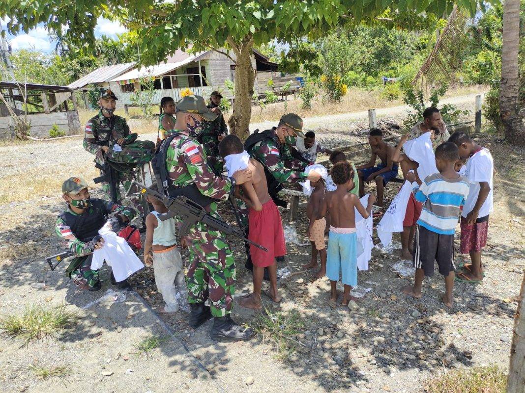 Prajurit TNI Yonif 131/Braja Sakti Berbagi dengan Anak-Anak Papua