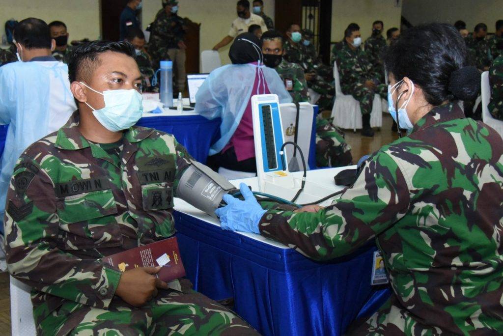 
TNI AL Laksanakan Vaksinasi Covid-19 Dosis Kedua
