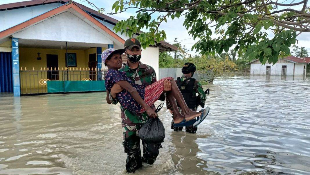 TNI Bantu Warga Terdampak Banjir di Kampung Arso Papua