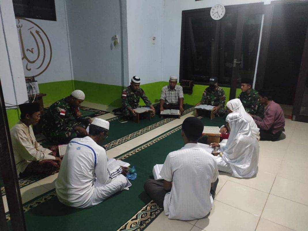 Ramadan di Perbatasan, Satgas Yonif 642/Kapuas Beribadah Bersama Warga
