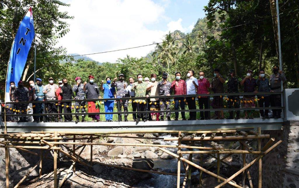 TNI AL Bantu Bangun Jembatan Desa Subaya
