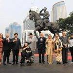 Momen Menhan bersama keluarga Bung Karno melakukan peletakan bunga di Monumen Dr. (H.C) Ir. Soekarno