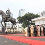 Momen Menhan bersama keluarga Bung Karno melakukan peletakan bunga di Monumen Dr. (H.C) Ir. Soekarno