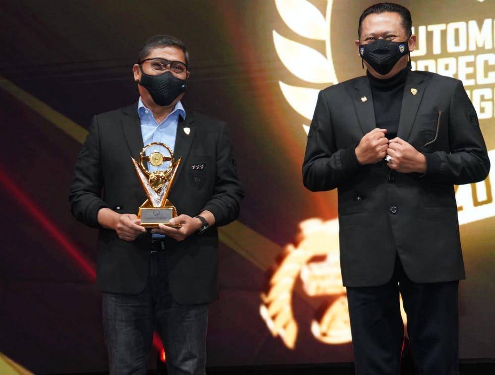 Dankodiklatad Terima Penghargaan Indonesian Automotive Figure